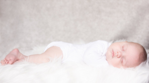 baby in slaap op kleedje voor fotografie